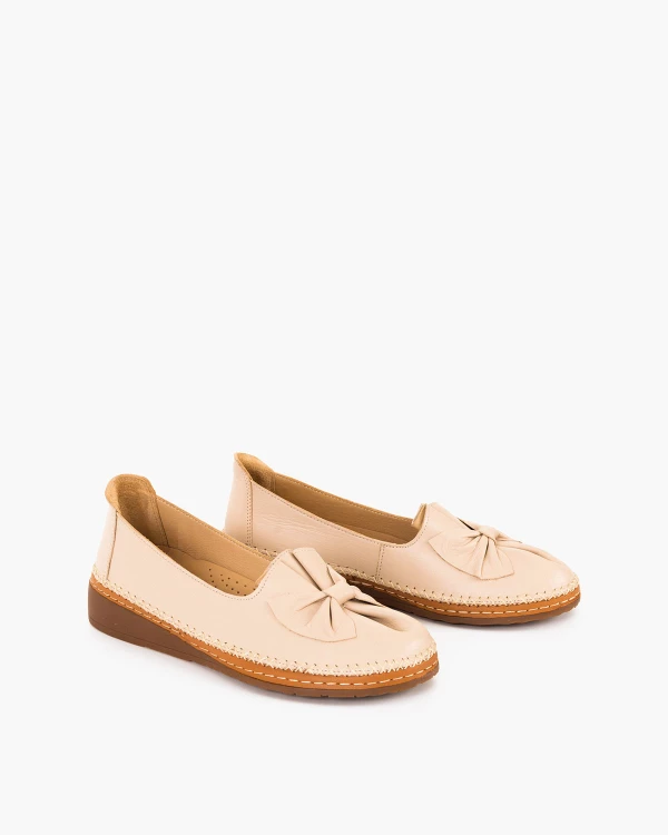 Beżowe półbuty damskie skórzane z kokardą na koturnie 3