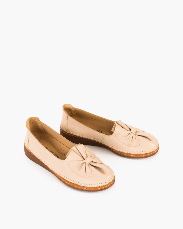 Beżowe półbuty damskie skórzane z kokardą na koturnie 2