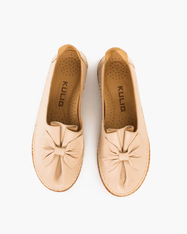 Beżowe półbuty damskie skórzane z kokardą na koturnie 4