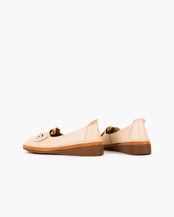 Beżowe półbuty damskie skórzane z kokardą na koturnie 5