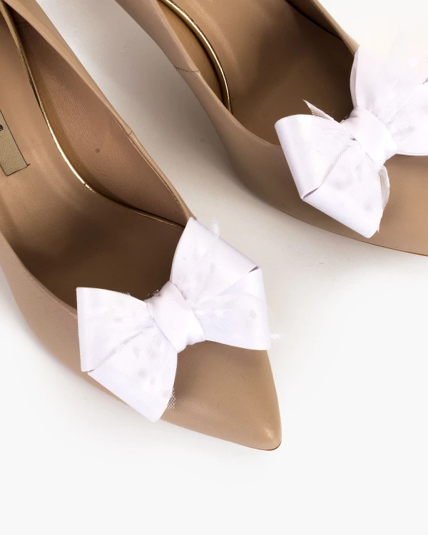 Białe kokardki do butów