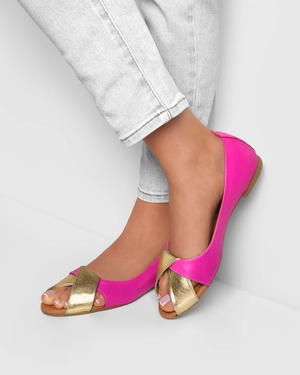 Fuksjowo-złote sandały damskie na niskim obcasie