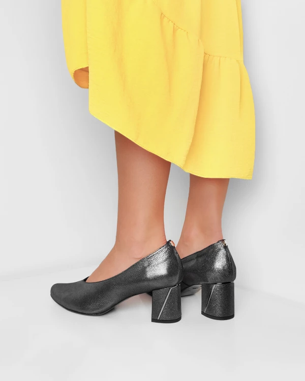 Grafitowe czółenka nubukowe na słupku