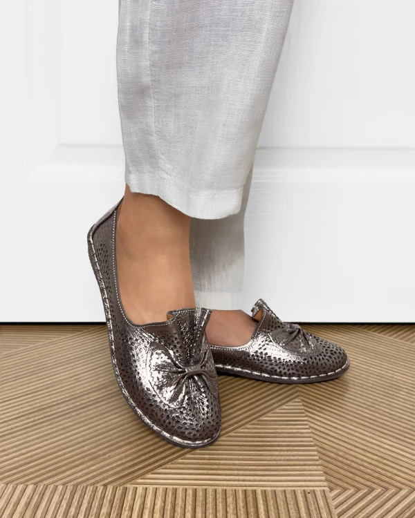 Grafitowe półbuty damskie skórzane z kokardą