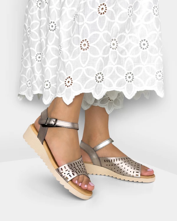 Grafitowe sandały damskie skórzane na koturnie