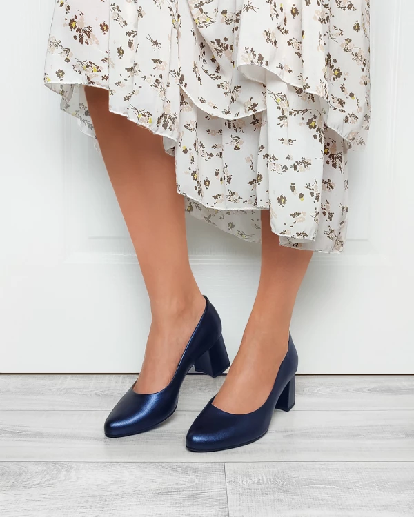 Granatowe czółenka skórzane na słupku