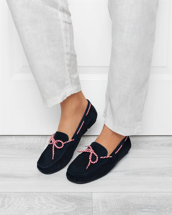Granatowe mokasyny damskie welurowe z ozdobnym sznurkiem