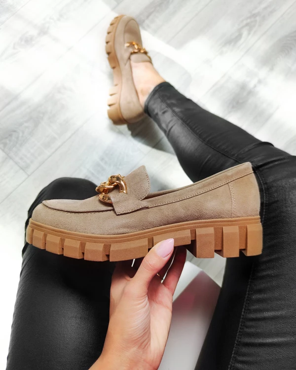 Beżowe mokasyny damskie welurowe z łańcuchem