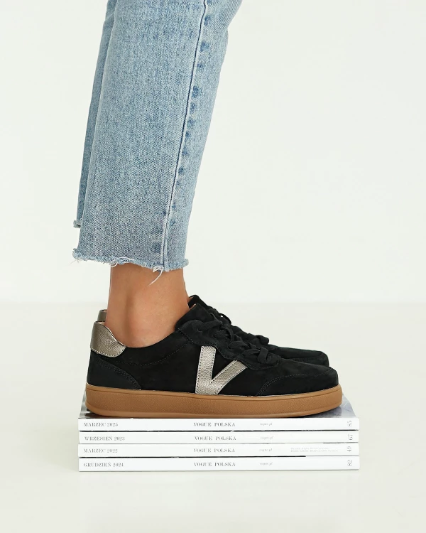 Czarne trampki damskie sznurowane ze skóry zamszowej