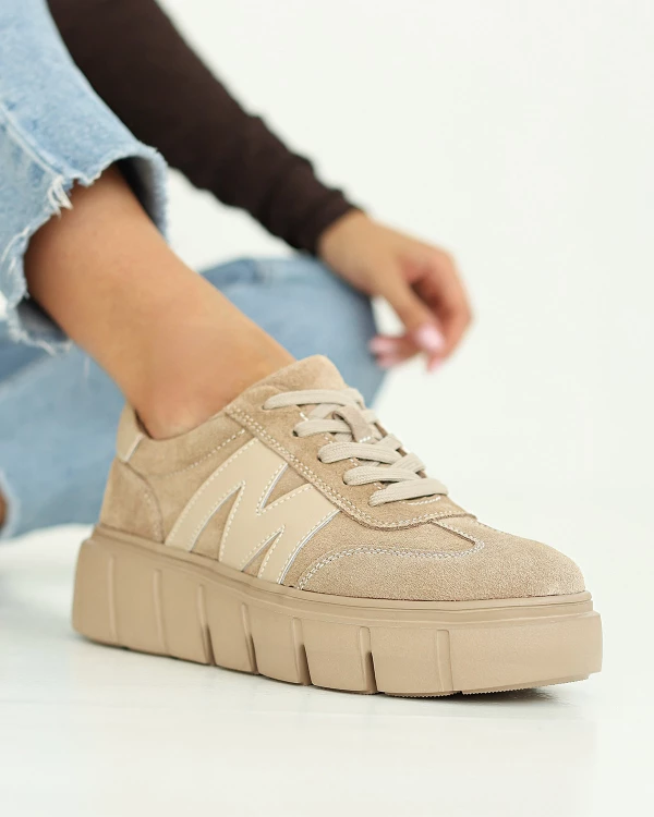 Beżowe adidasy damskie sznurowane ze skóry zamszowej