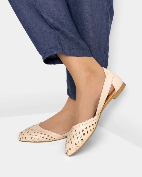 Jasnobeżowe baleriny ażurowe skórzane na niskim obcasie
