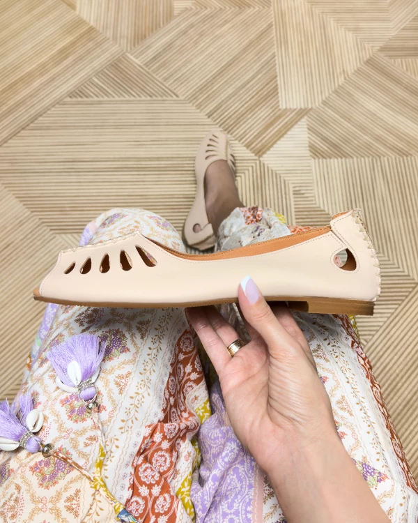 Jasnobeżowe baleriny damskie skórzane na niskim obcasie peep toe