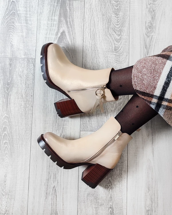 Jasnobeżowe botki ze skóry ekologicznej na słupku