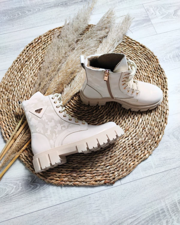 Jasnobeżowe trzewiki damskie lakierowane z motywem moro 2