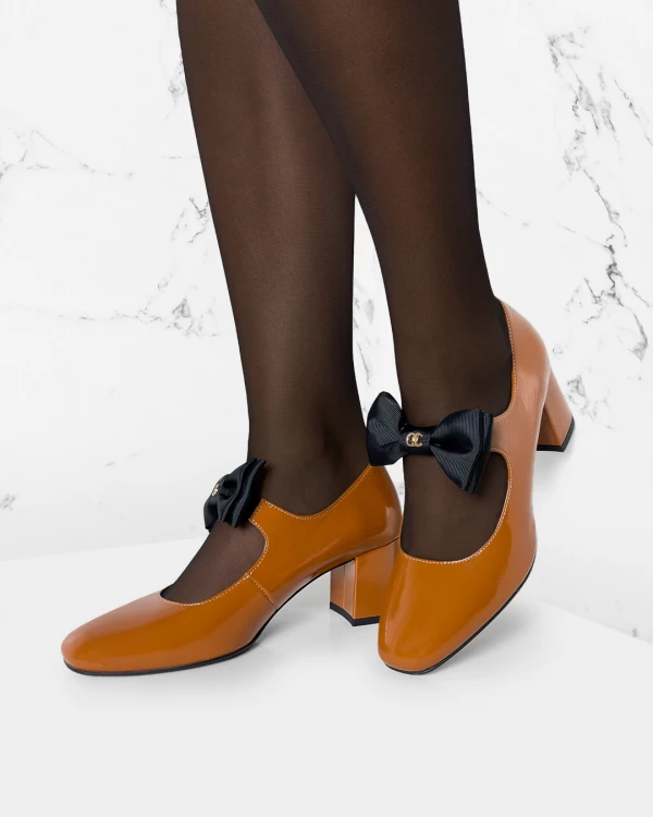 Karmelowe czółenka damskie ze skóry lakierowanej na słupku