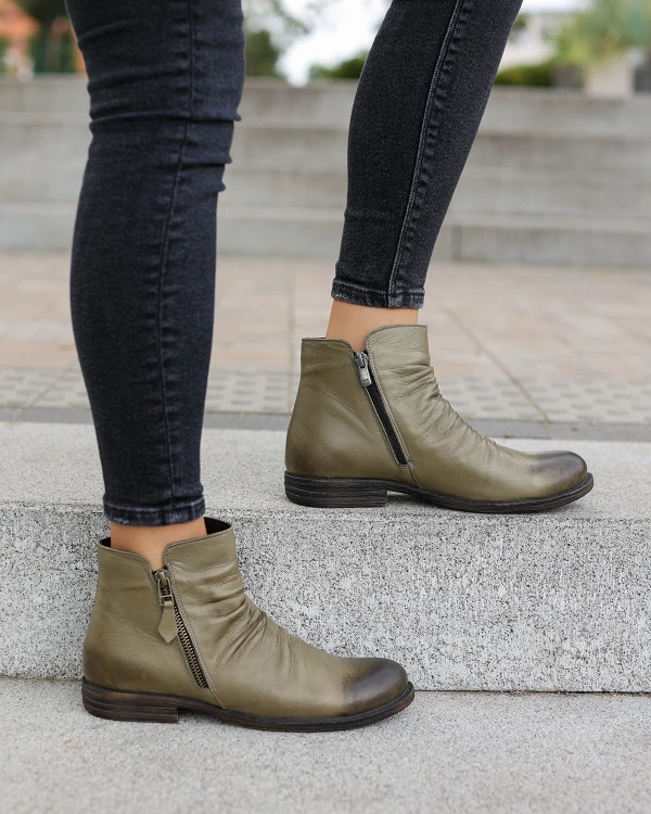 Oliwkowe botki damskie ze skóry licowej 3