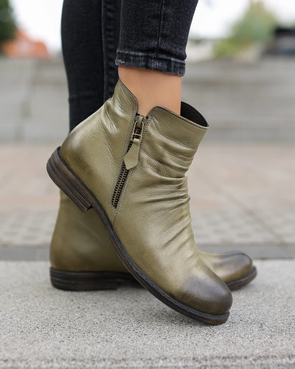 Oliwkowe botki damskie ze skóry licowej 4