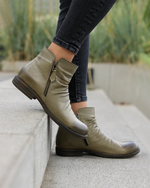 Oliwkowe botki damskie ze skóry licowej