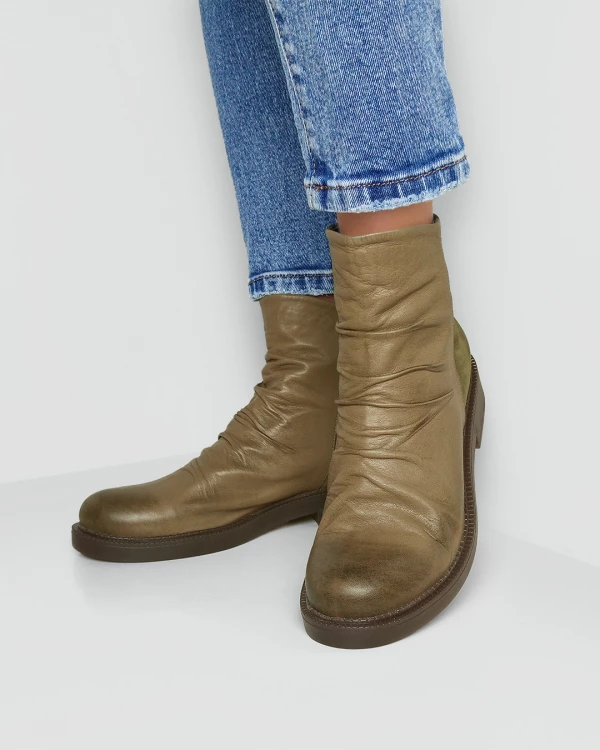 Oliwkowe botki damskie ze skóry naturalnej