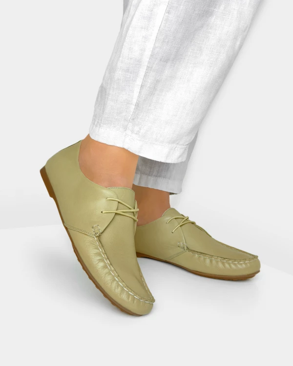 Oliwkowe mokasyny damskie sznurowane ze skóry licowej