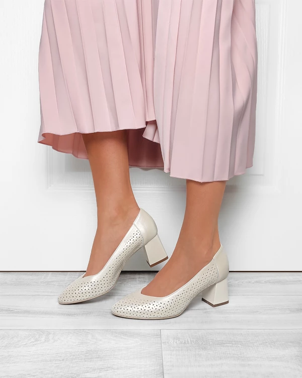 Perłowe czółenka ażurowe na słupku ze skóry licowej