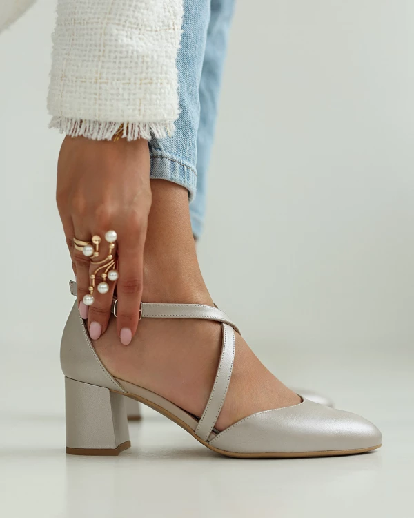 Perłowe czółenka skórzane na słupku