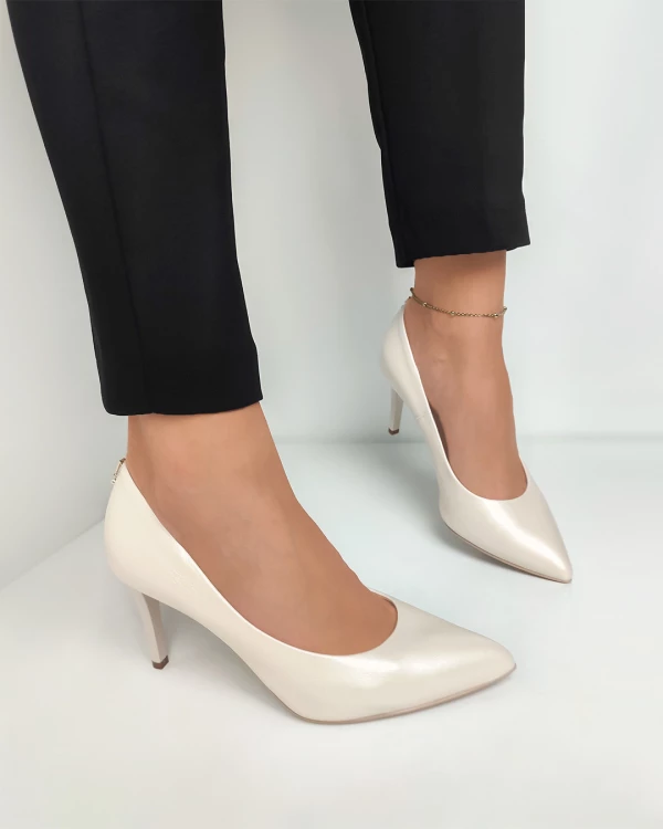 Perłowe czółenka skórzane na szpilce