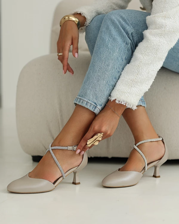 Perłowe czółenka ze skóry licowej na szpilce z cyrkoniami