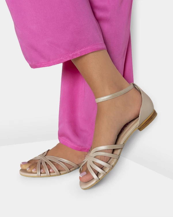 Perłowe sandały damskie skórzane na niskim obcasie