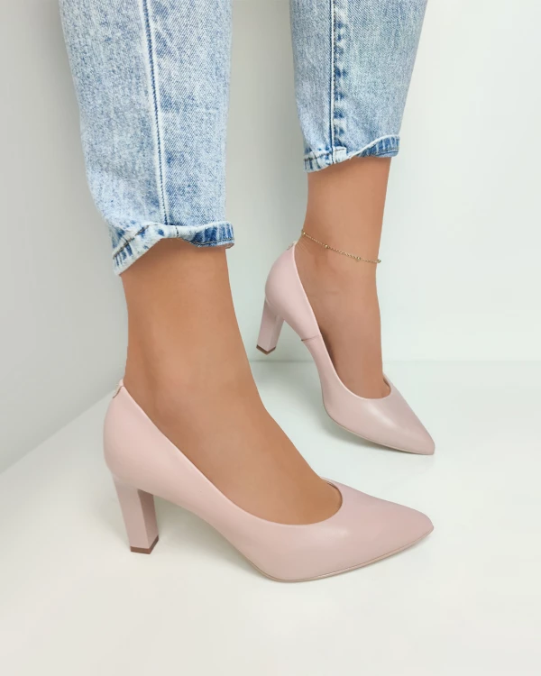 Pudrowe czółenka skórzane na słupku 2