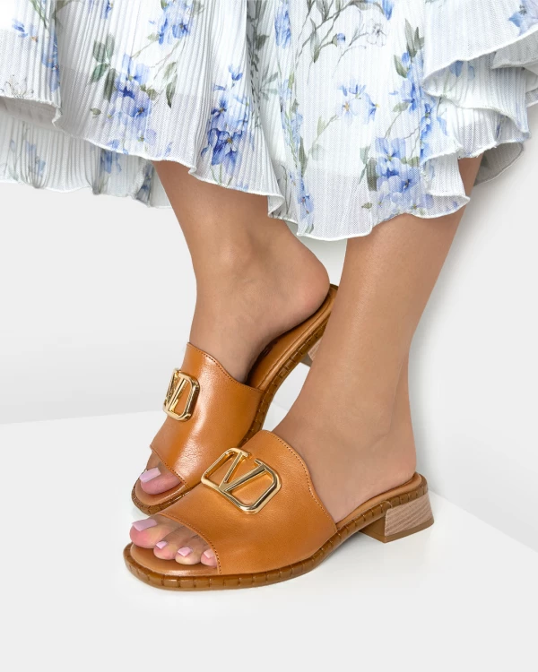 Rude klapki z naturalnej skóry licowej na klocku