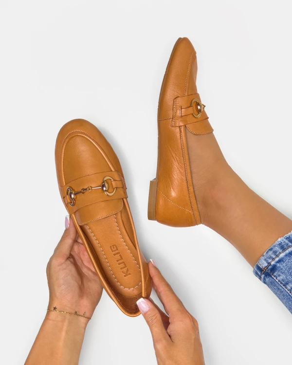 Rude mokasyny damskie skórzane z klamrą na niskim obcasie