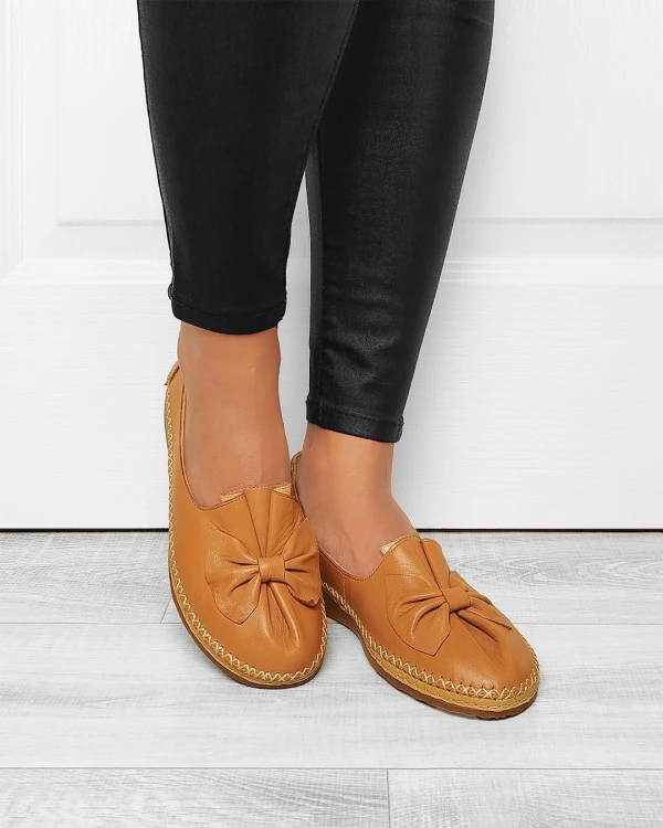 Rude półbuty damskie ze skóry licowej z kokardą na koturnie