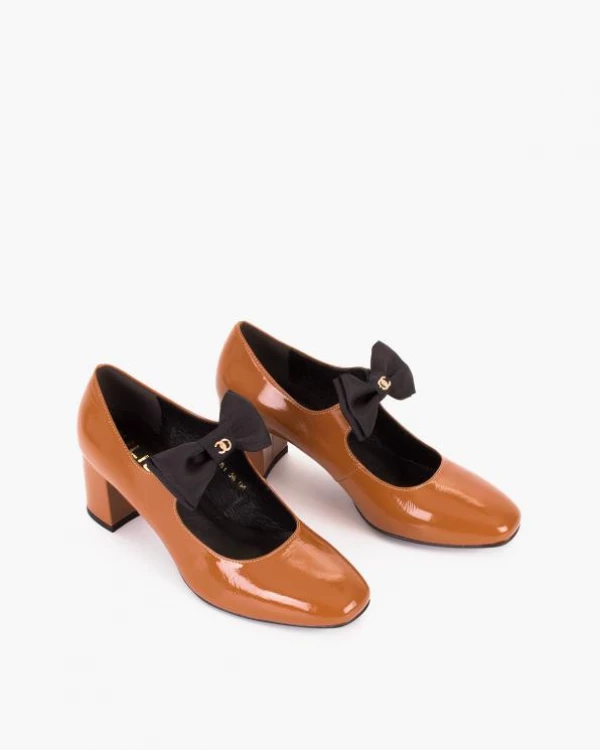 Karmelowe czółenka damskie ze skóry lakierowanej na słupku 5