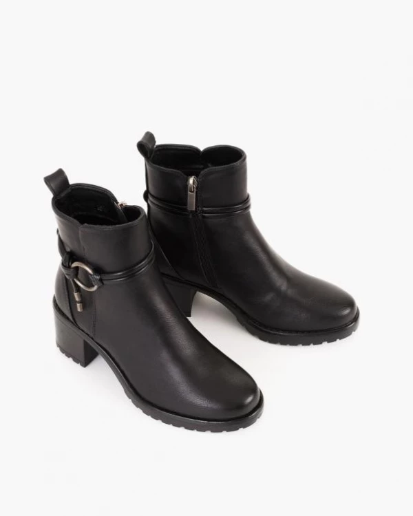 Czarne botki ze skóry ekologicznej na słupku 5