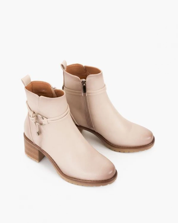 Beżowe botki damskie ze skóry ekologicznej na słupku 5