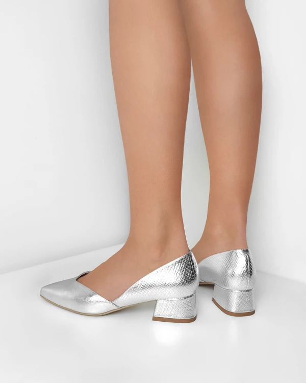 Srebrne czółenka zamszowe z wycięciem