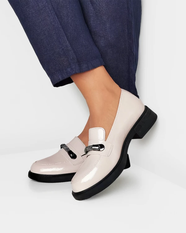 Szare mokasyny damskie lakierowane na obcasie