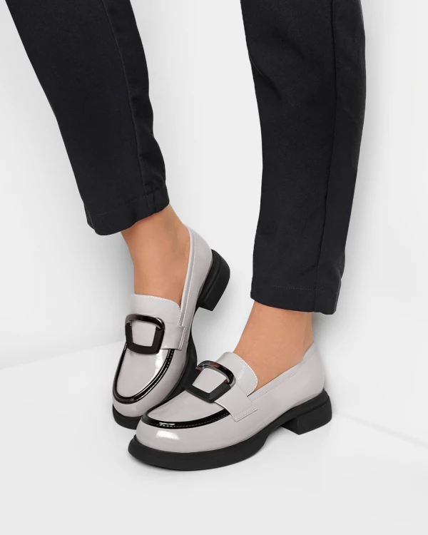 Szare mokasyny damskie lakierowane ze skóry naturalnej na klocku