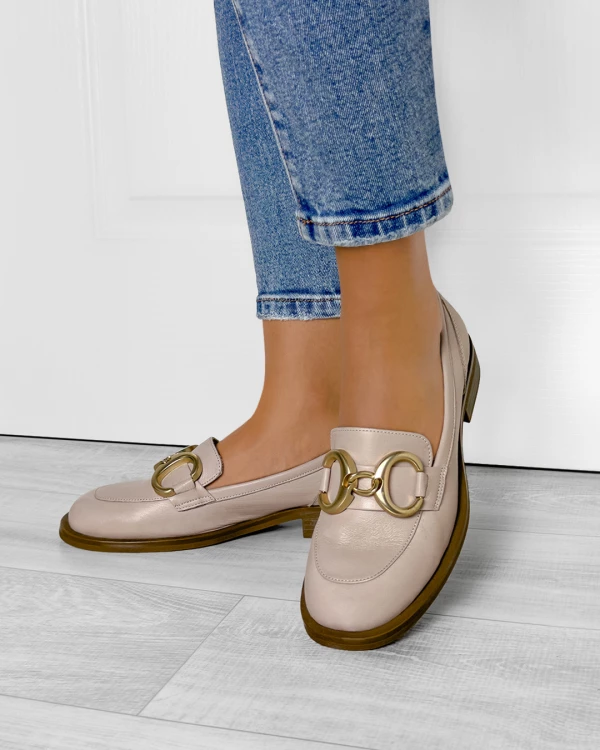 Szare mokasyny damskie skórzane z łańcuchem na niskim obcasie