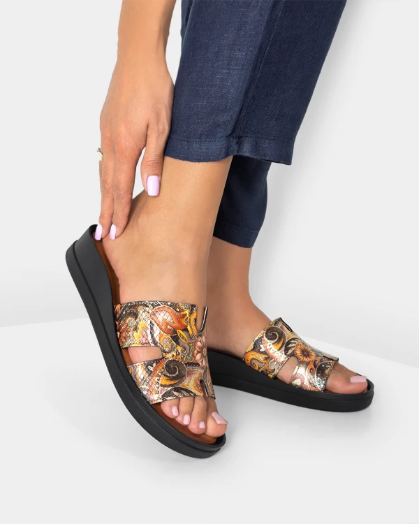 Wielokolorowe klapki damskie ze skóry naturalnej z motywem