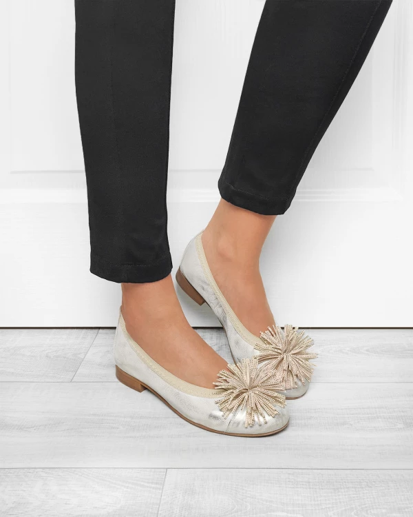 Złote baleriny skórzane z frędzlami