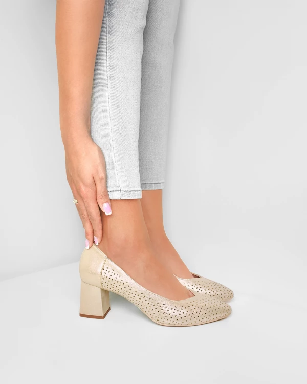 Złote czółenka ażurowe na słupku ze skóry nubukowej