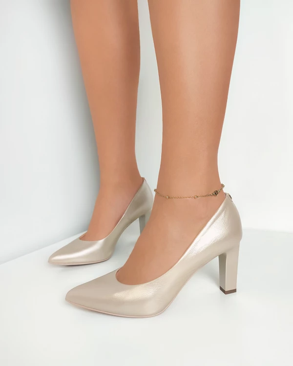 Złote czółenka skórzane na słupku