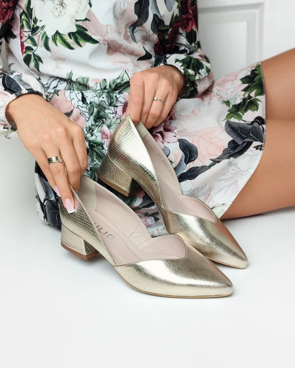 Złote czółenka skórzane z wycięciem