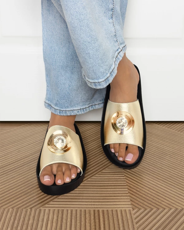 Złote klapki damskie ze skóry licowej na koturnie