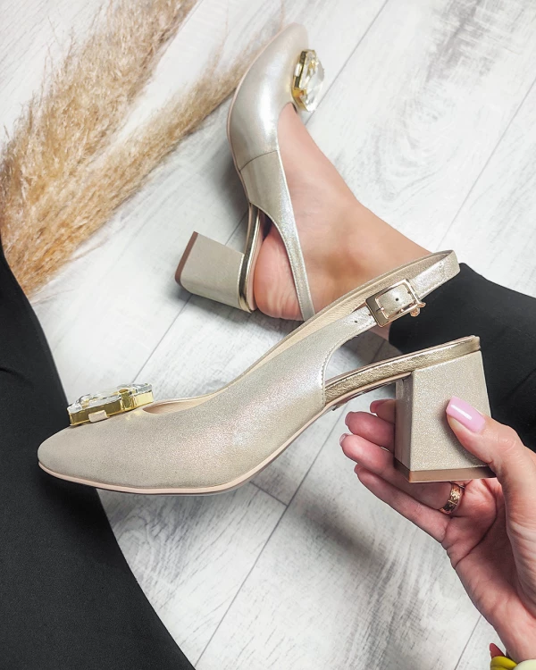 Złote sandały damskie nubukowe z kamieniem