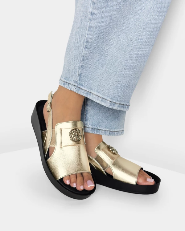 Złote sandały damskie ze skóry naturalnej na koturnie