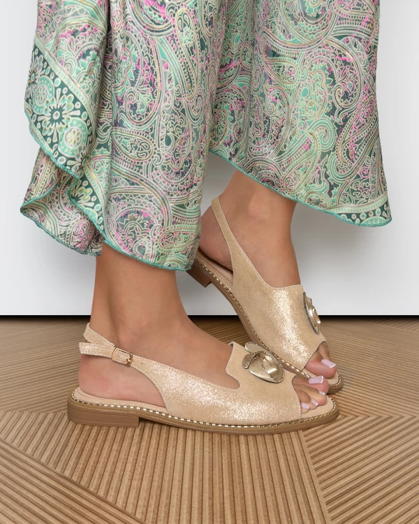 Złote sandały damskie ze skóry nubukowej z różyczką