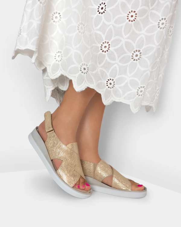 Złote sandały ze skóry naturalnej na koturnie